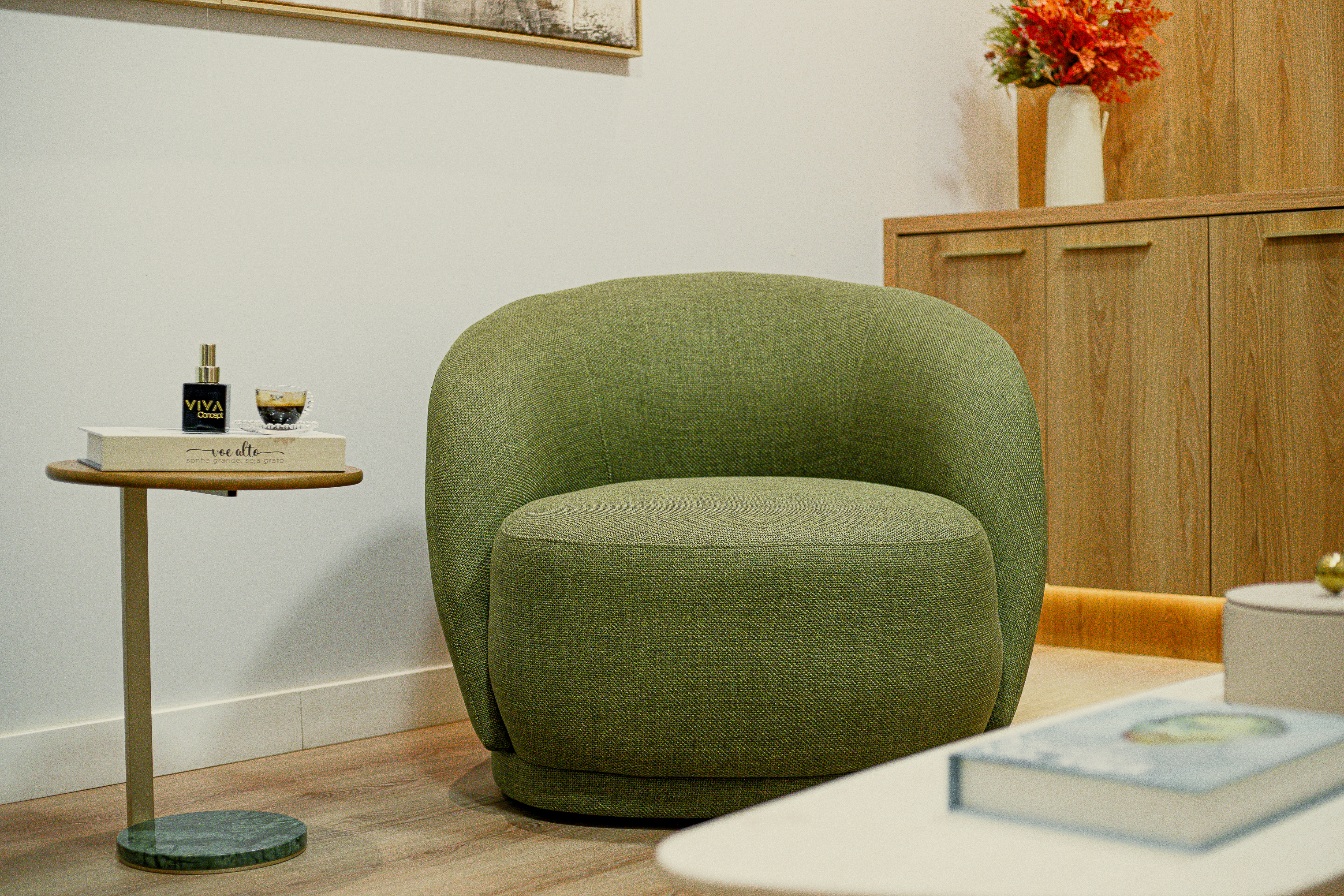 Poltrona com mesa lateral