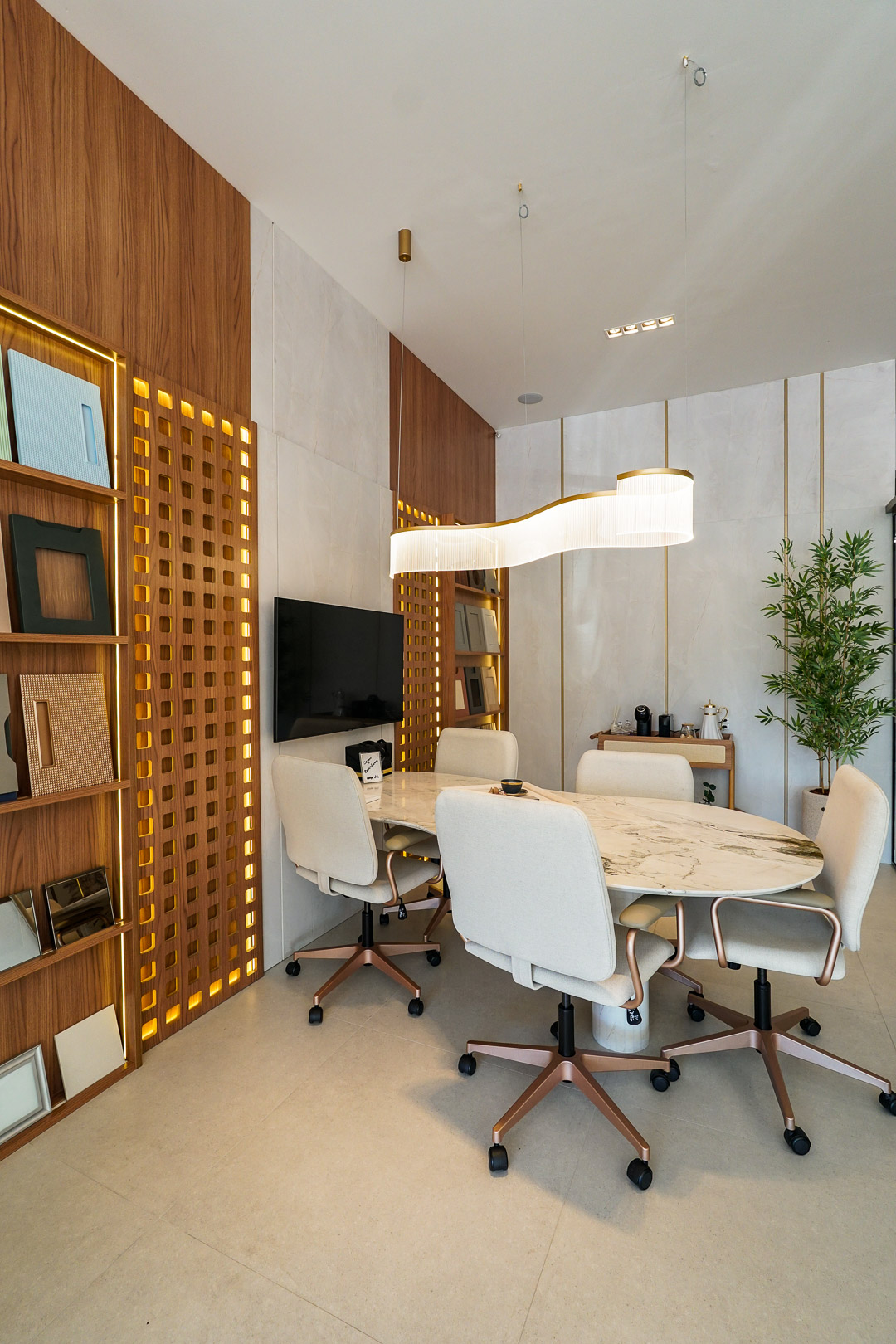 Sala de reuniões com mesa oval em mármore