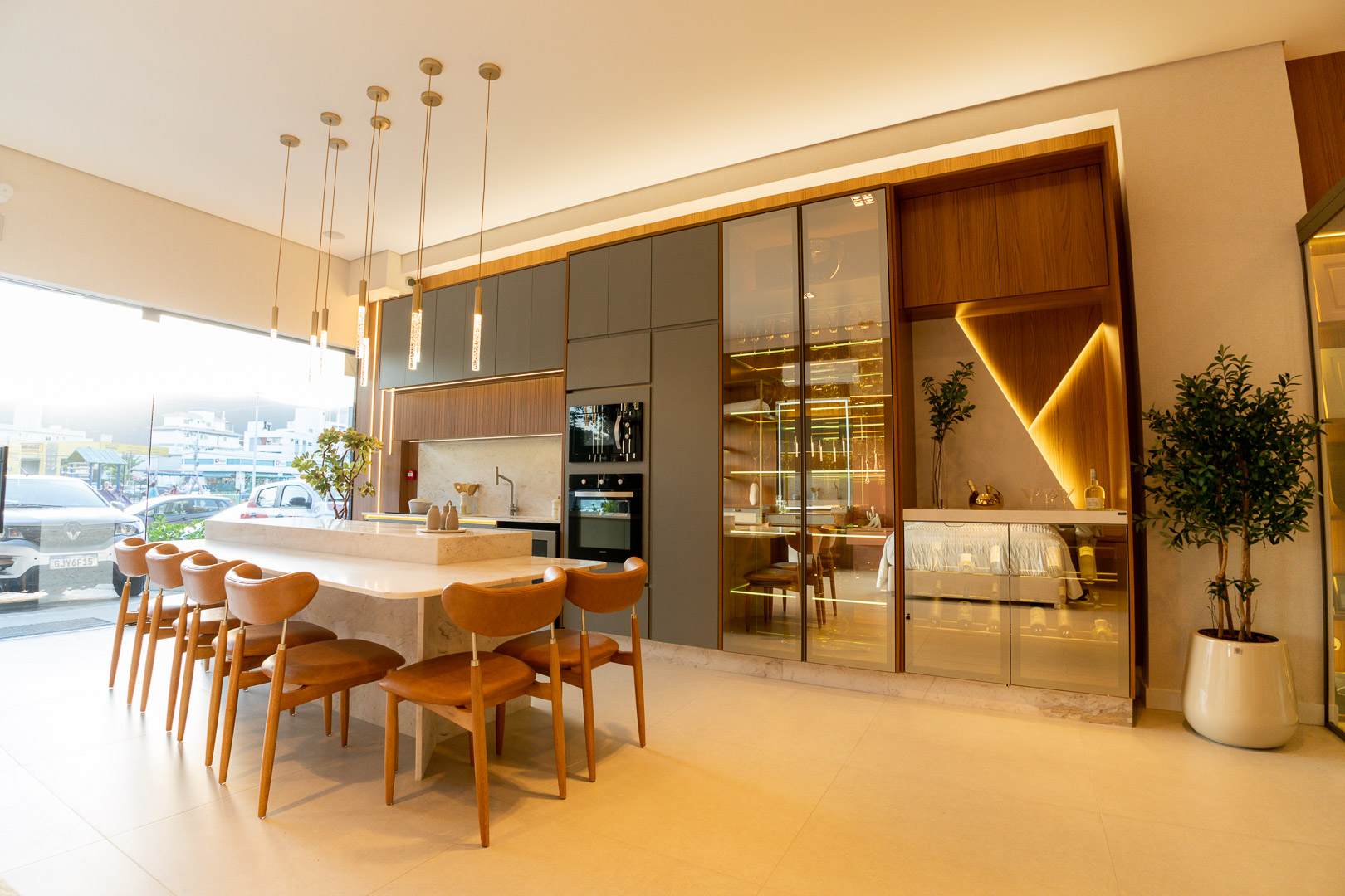 Mesa de jantar com cadeiras em couro