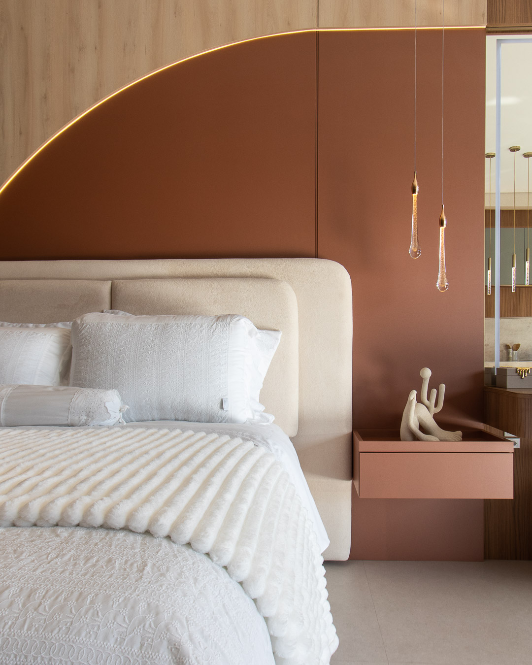 Quarto com arco LED e pendentes gotícula