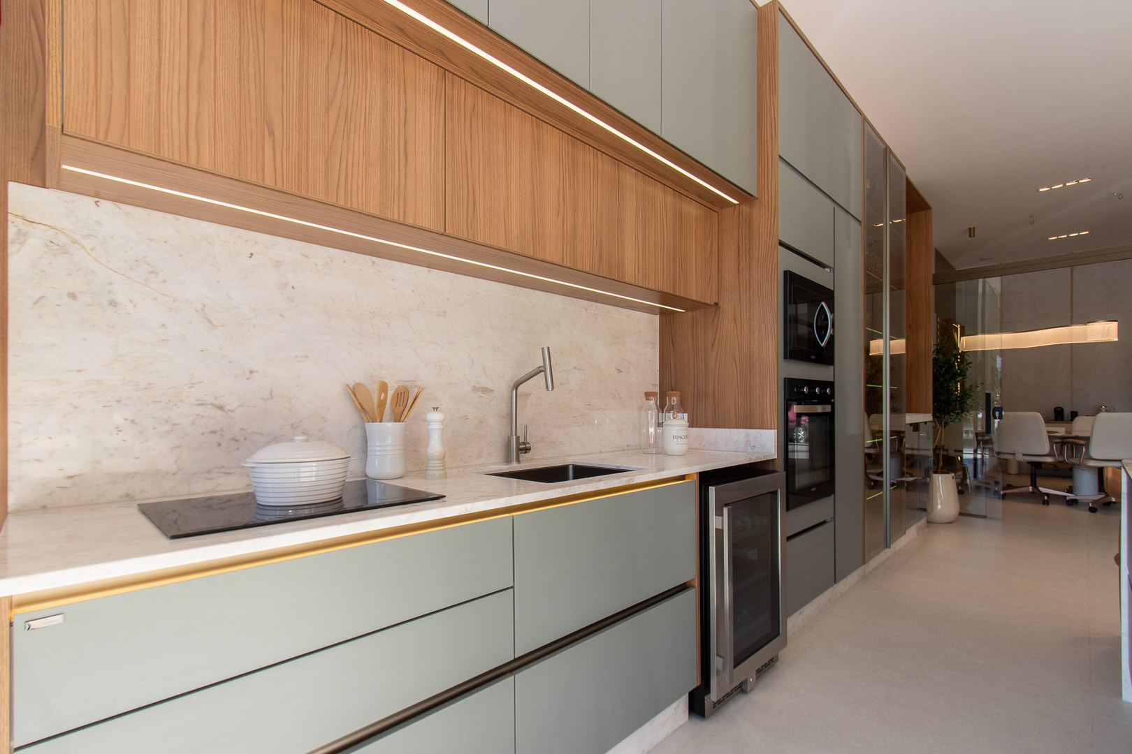 Cozinha verde sage vista completa