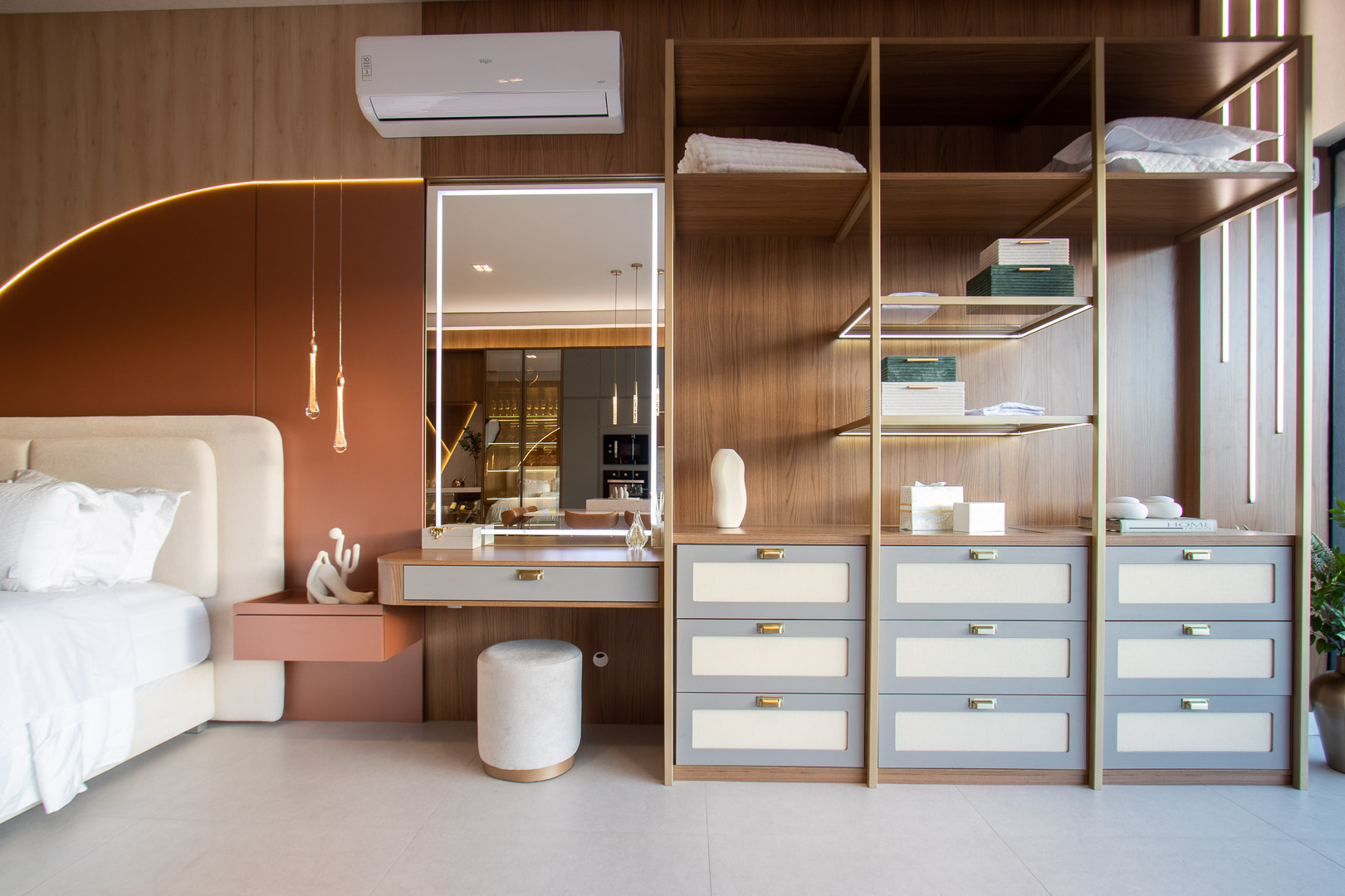 Quarto com penteadeira e closet aberto