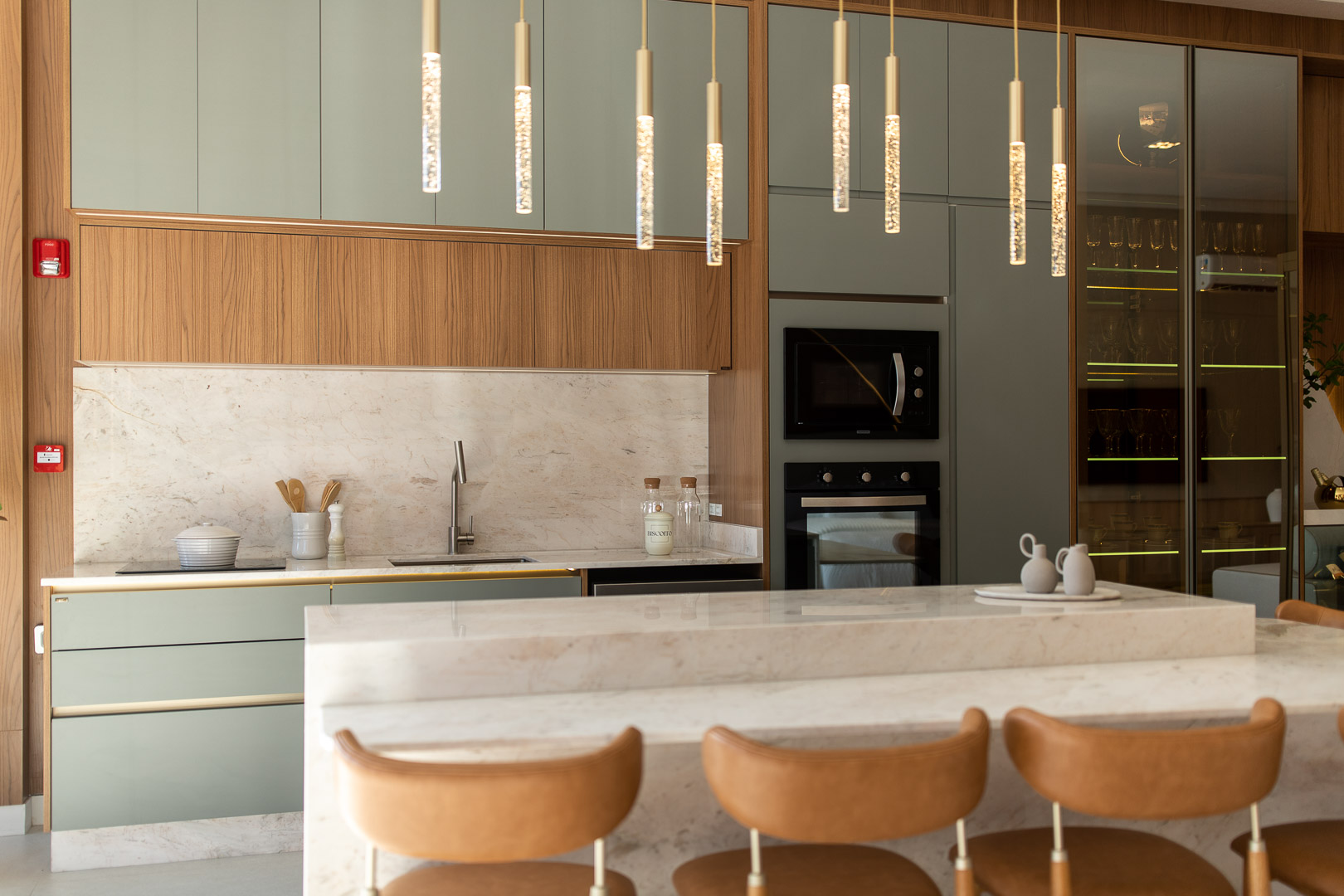 Cozinha verde sage com pendentes em latão