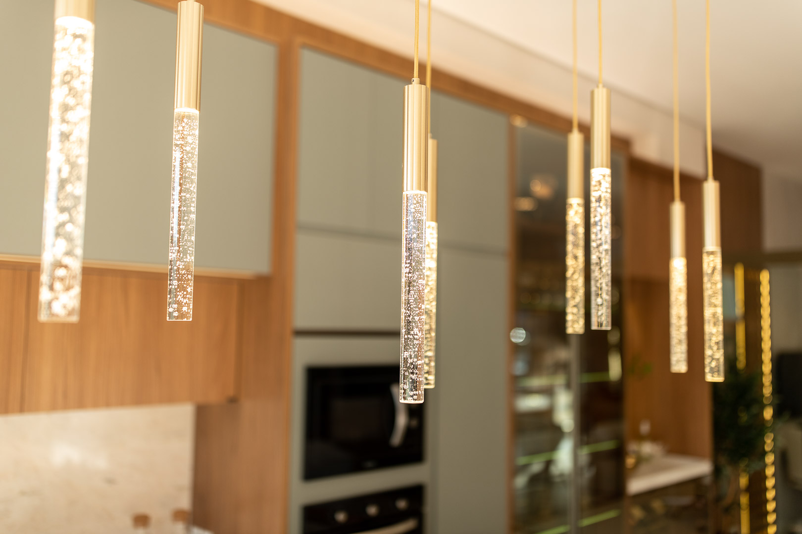 Pendentes tubulares sobre a ilha