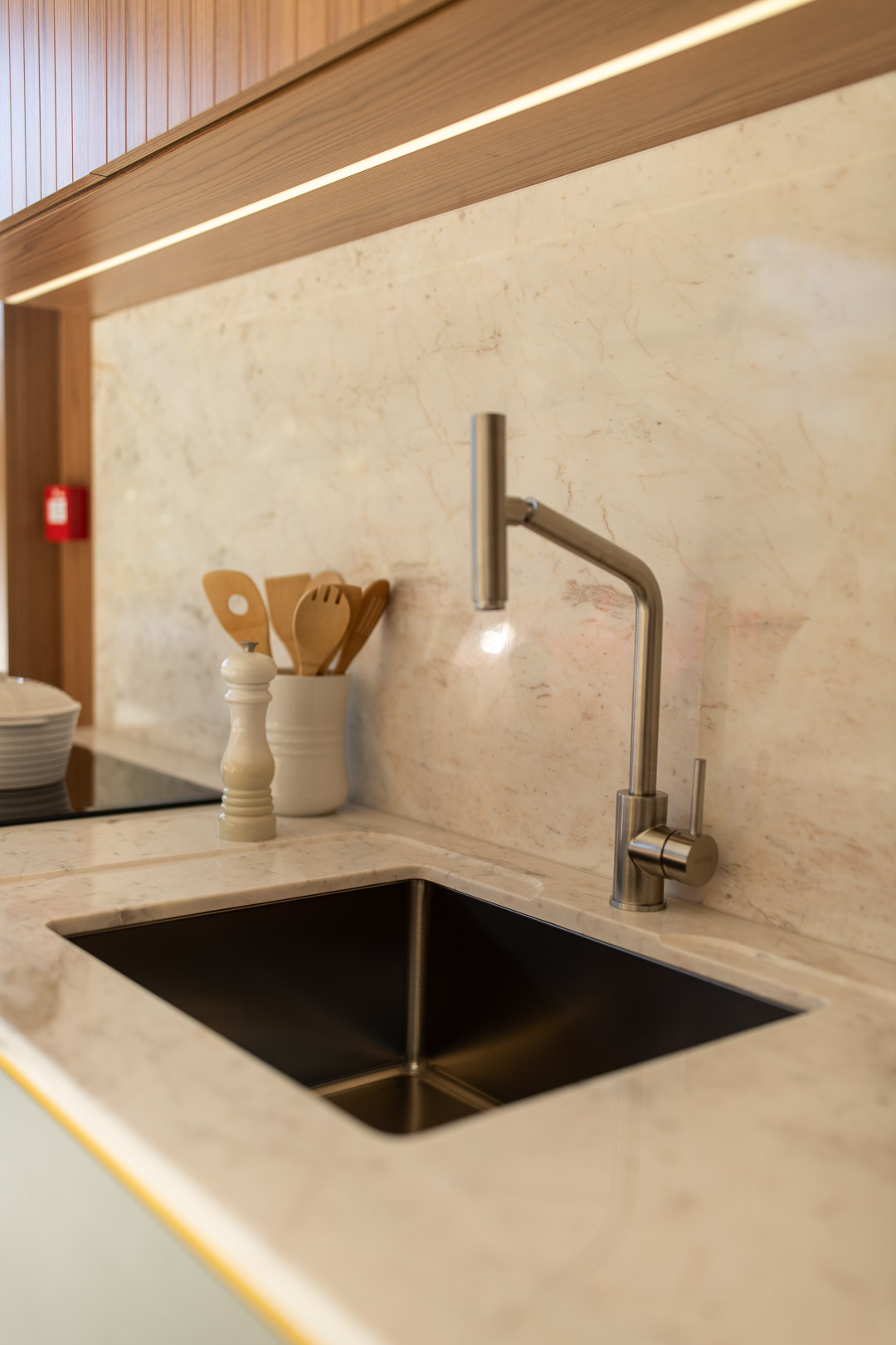 Pia embutida com mármore e latão