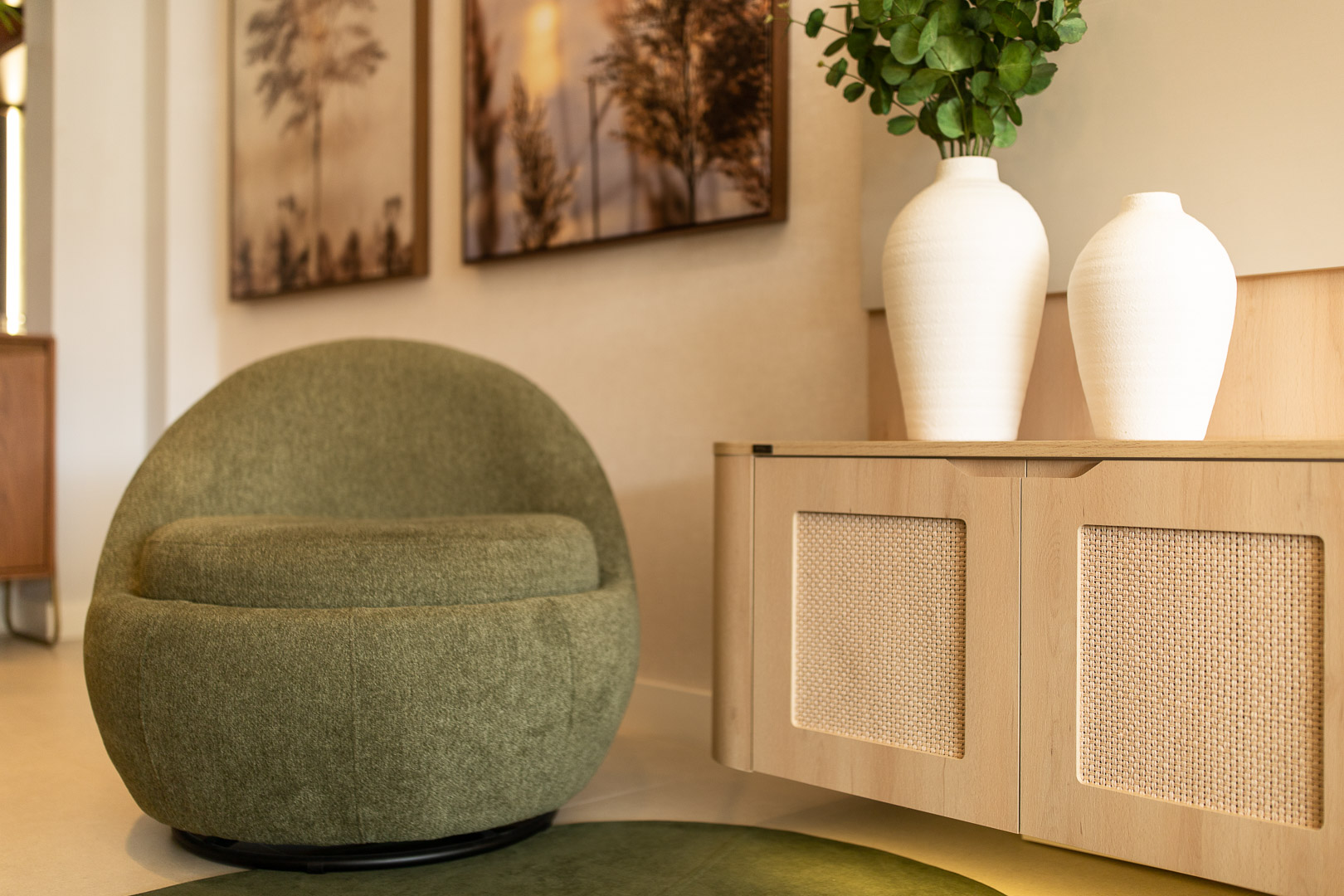 Poltrona verde sage com aparador ripado