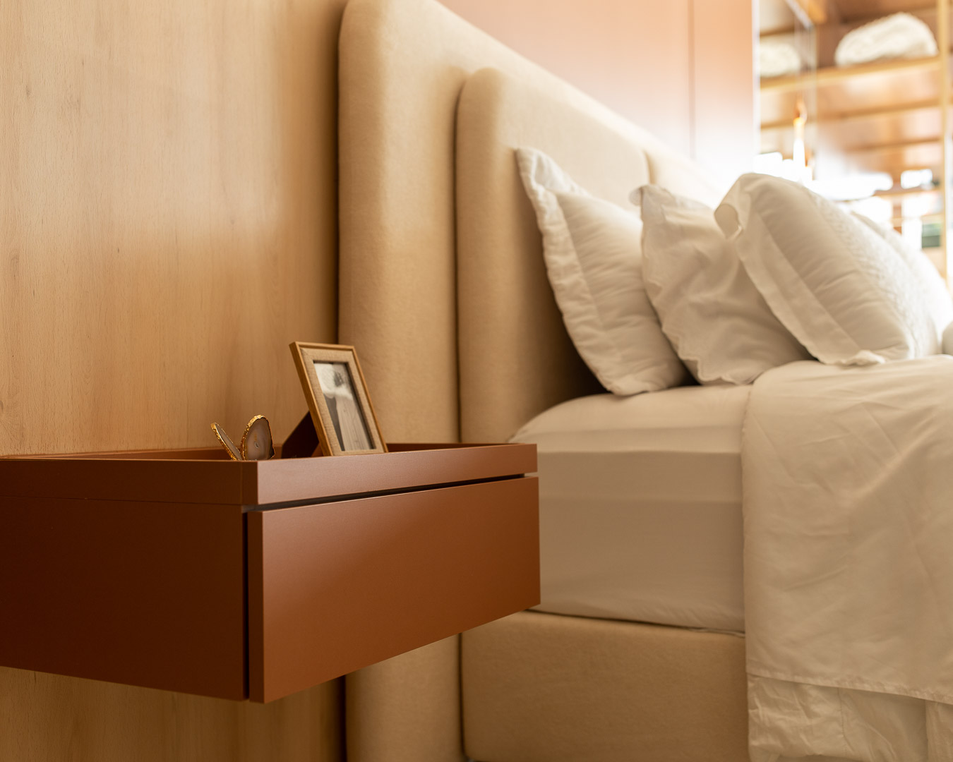 Criado-mudo suspenso com painel ripado