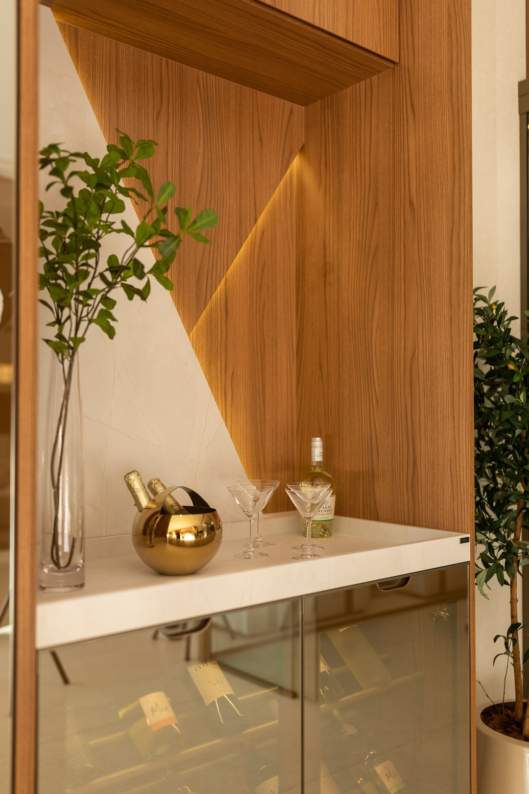 Adega com painel ripado em madeira