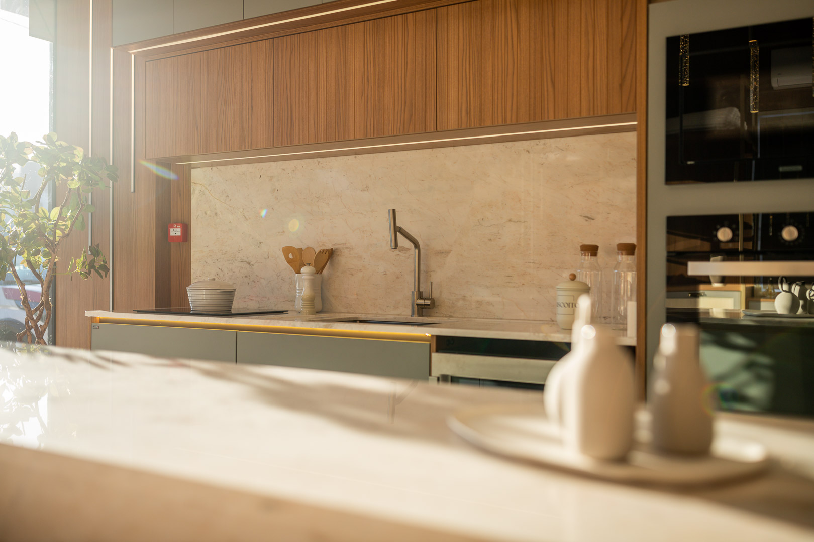 Cozinha com luz natural e mármore