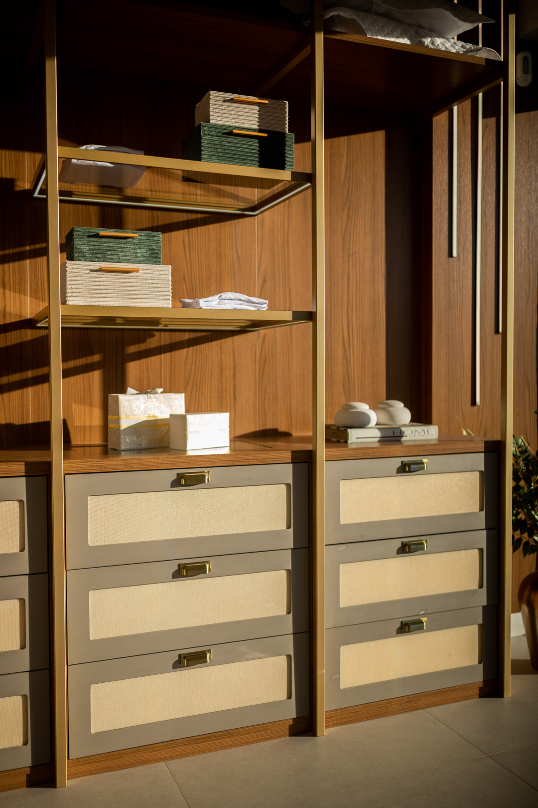 Gavetas em MDF com puxadores em latão