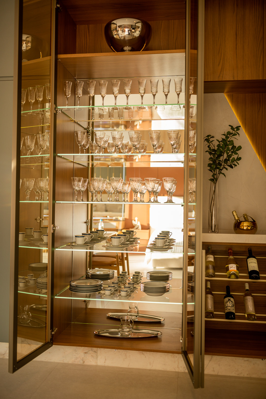 Cristaleira iluminada com porta em vidro