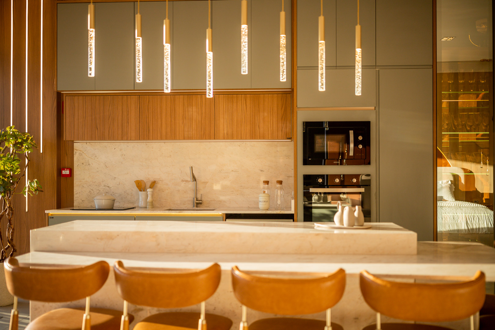 Ilha com banquetas em couro e pendentes