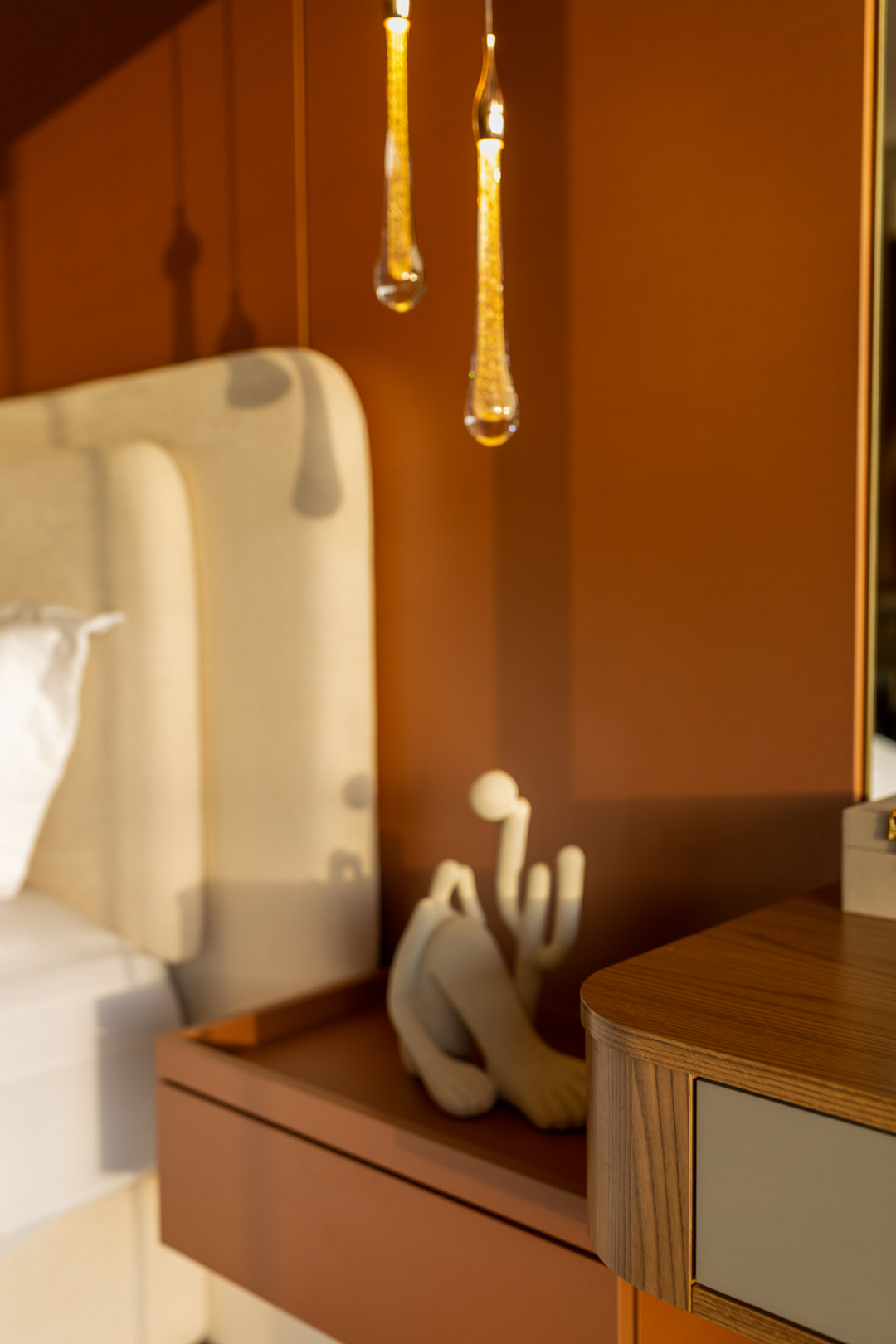 Quarto terracota com pendentes de cristal