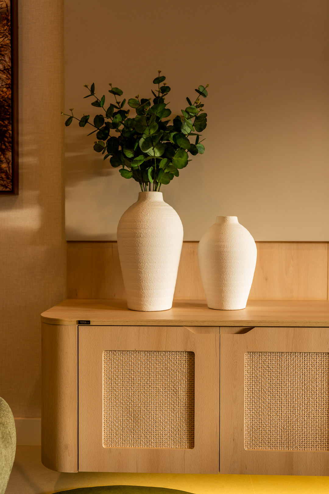 Aparador em carvalho com vasos decorativos