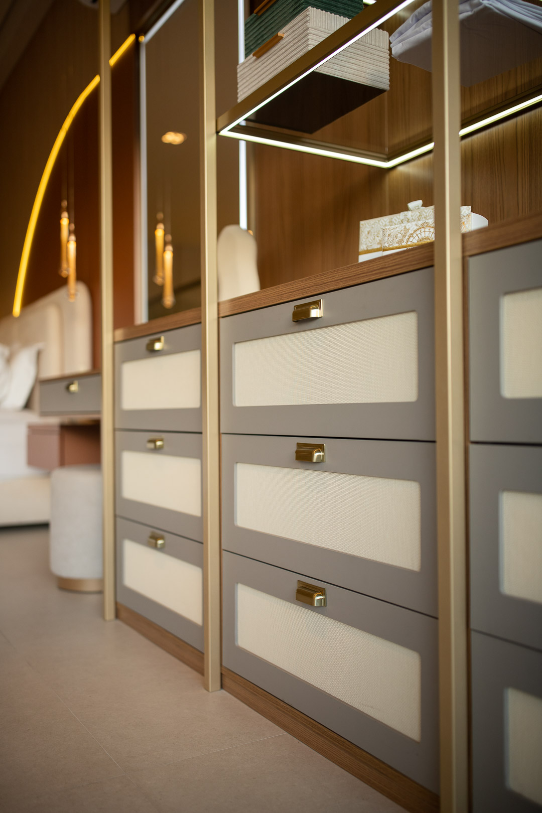 Closet com gavetas e prateleiras iluminadas