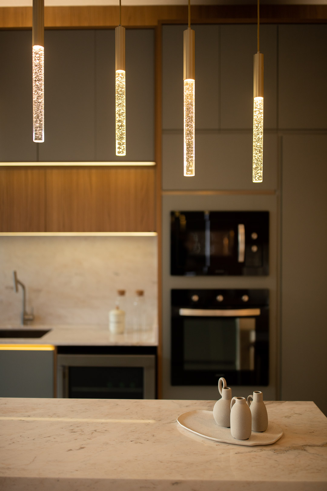 Cozinha verde escuro com pendentes de cristal