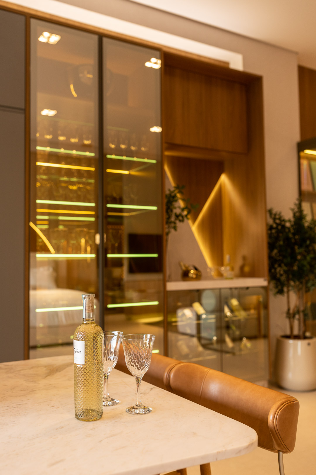 Visão geral showroom com adega e jantar