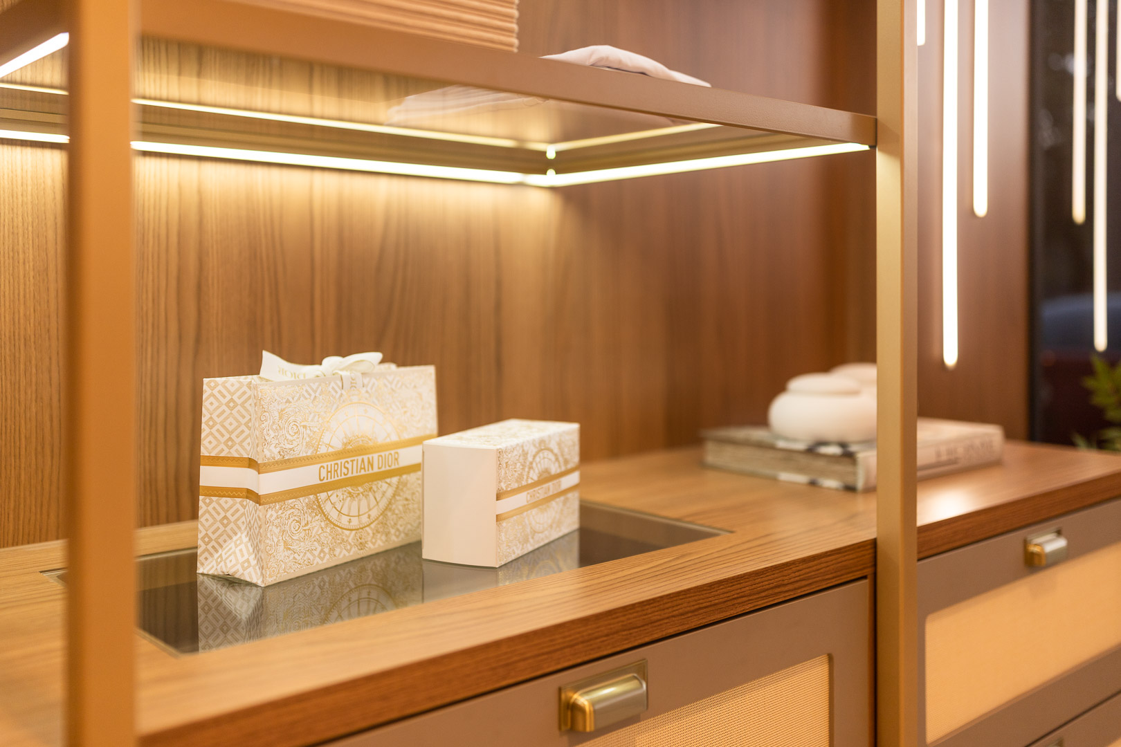 Closet com detalhes em madeira e dourado