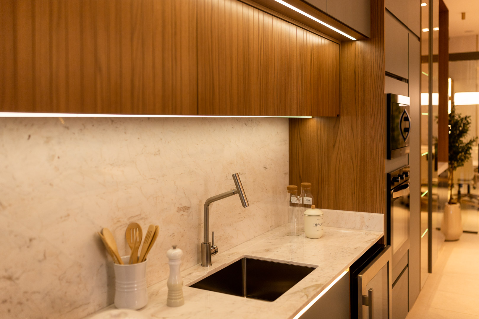 Bancada em mármore com armários ripados