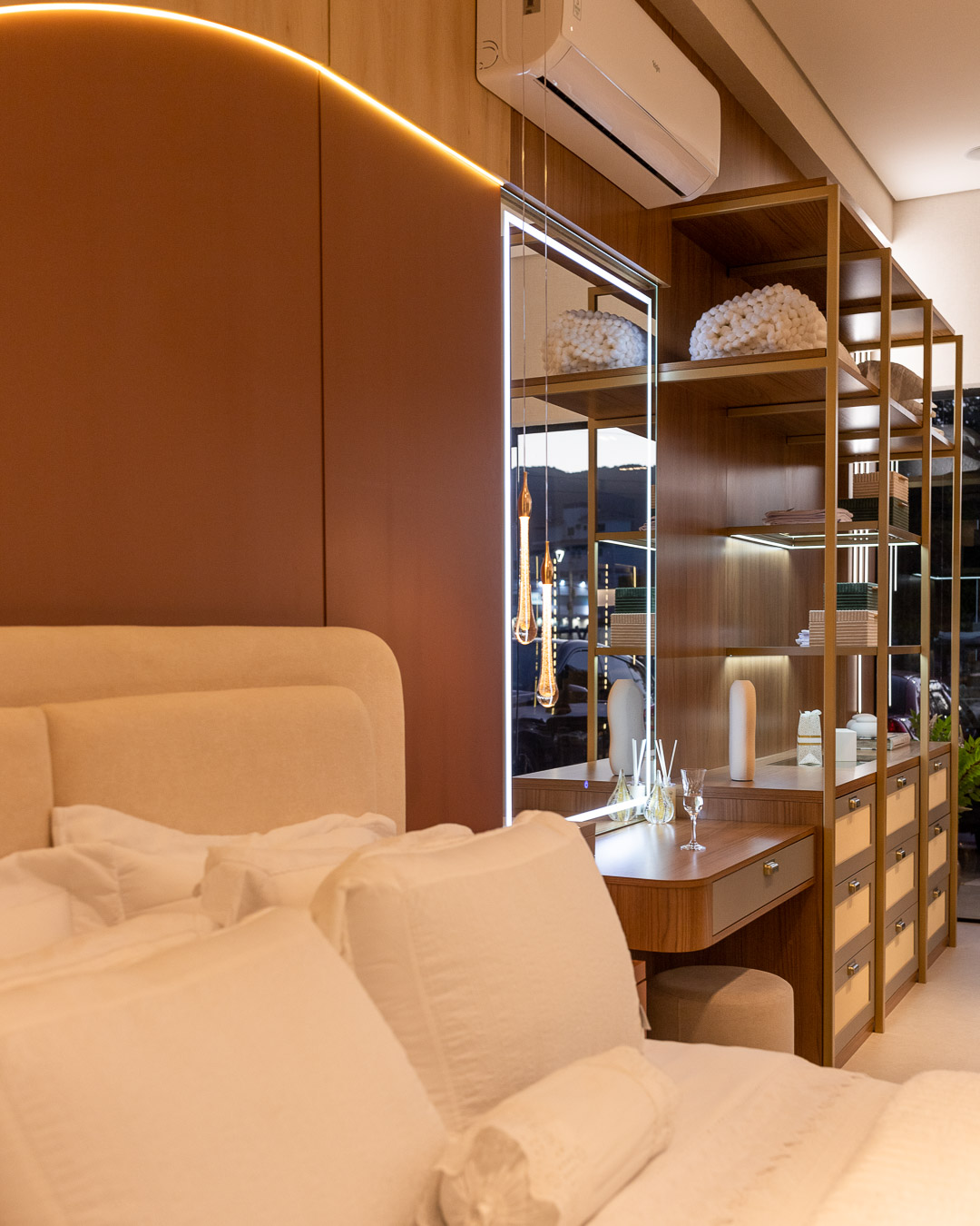 Quarto terracota com closet integrado