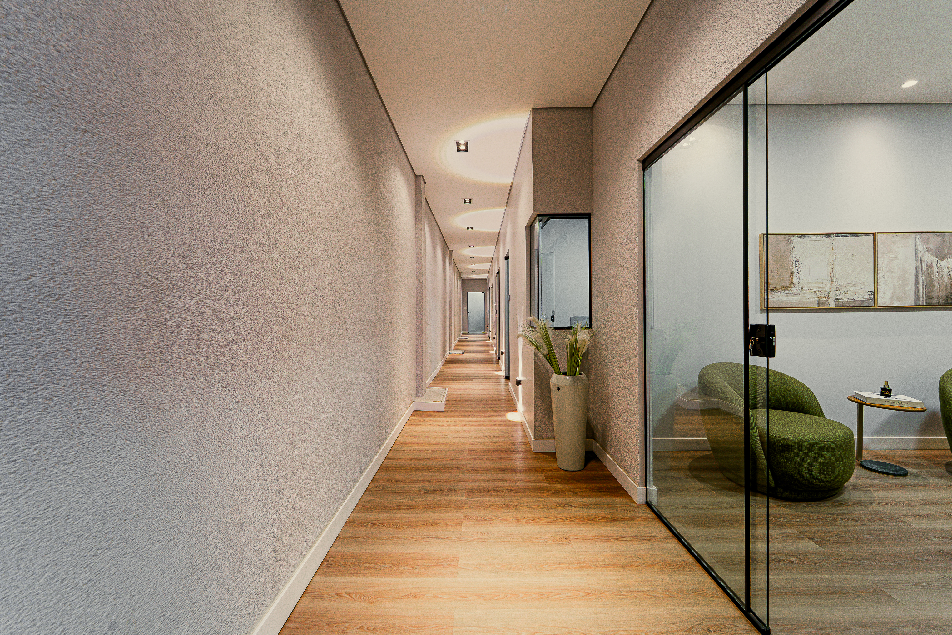 Corredor planejado com iluminação