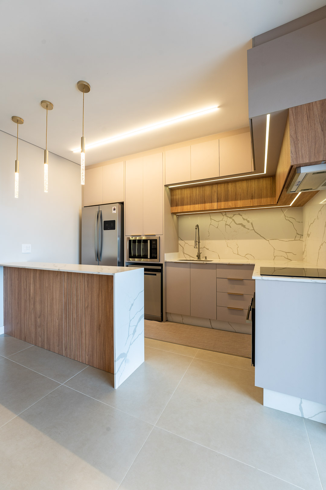 Cozinha com ilha em mármore