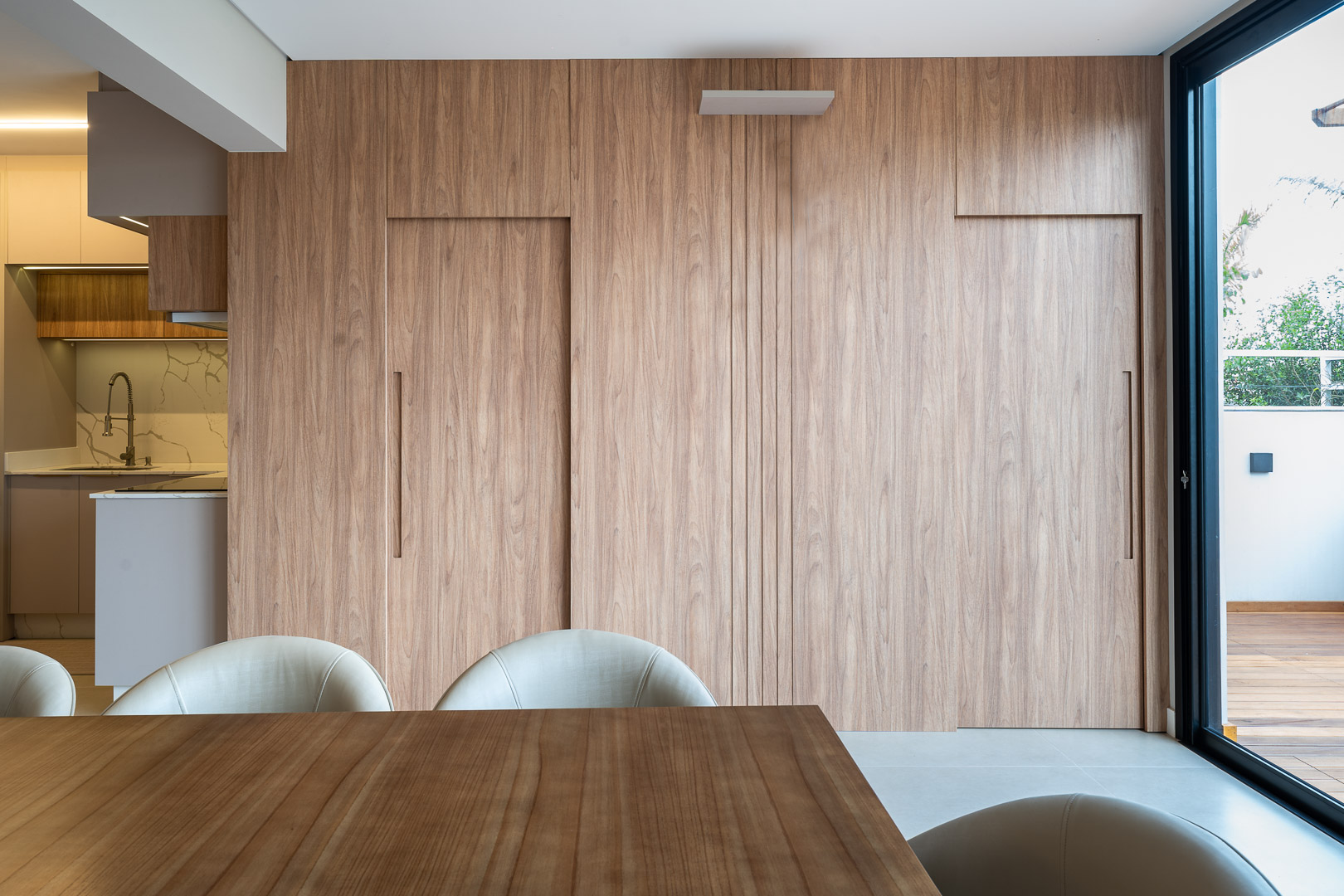 Painel ripado com portas ocultas