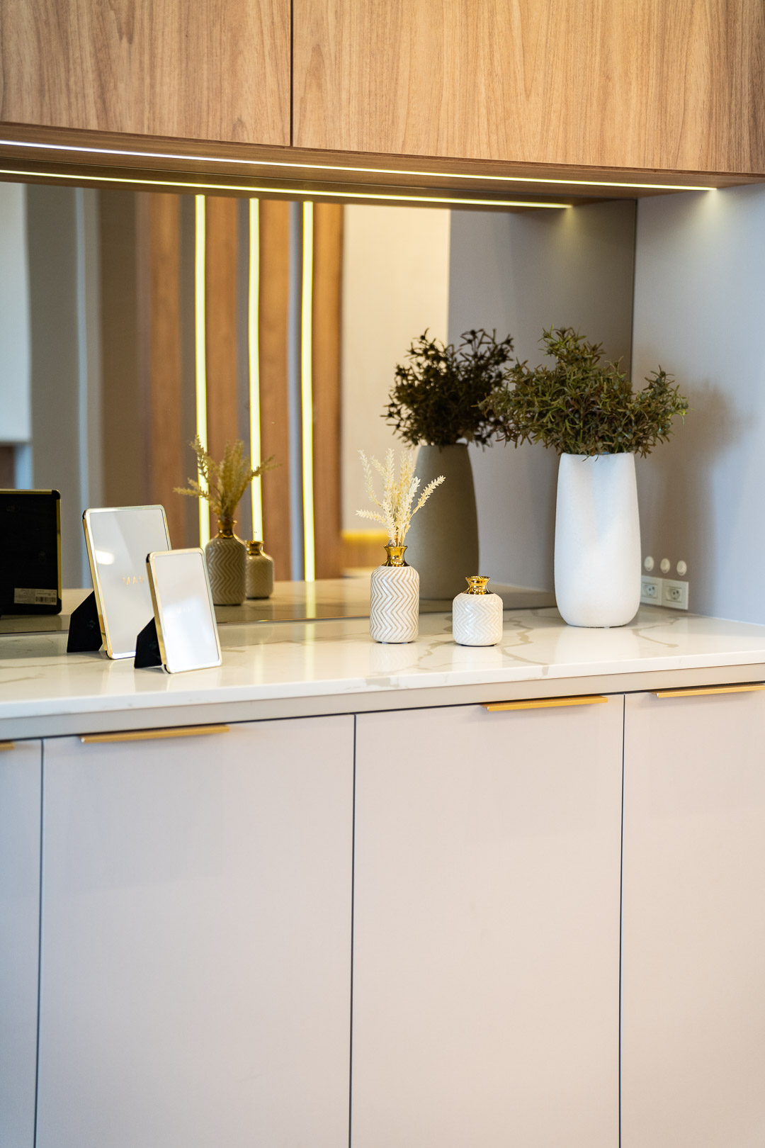 Buffet espelhos moldura dourada